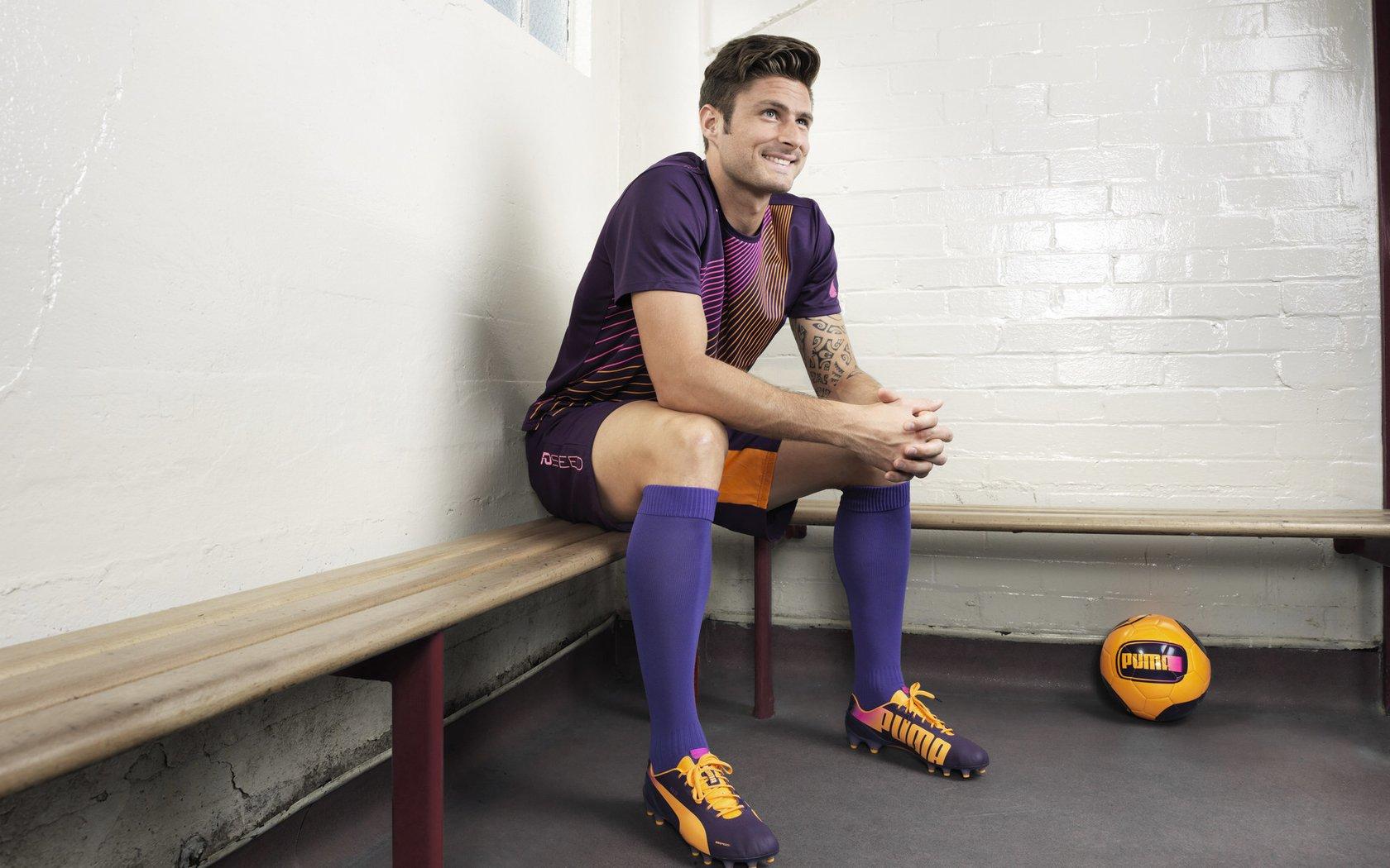 镇江队球员许俊杰，修空调是为了生活，踢足球是因为梦想